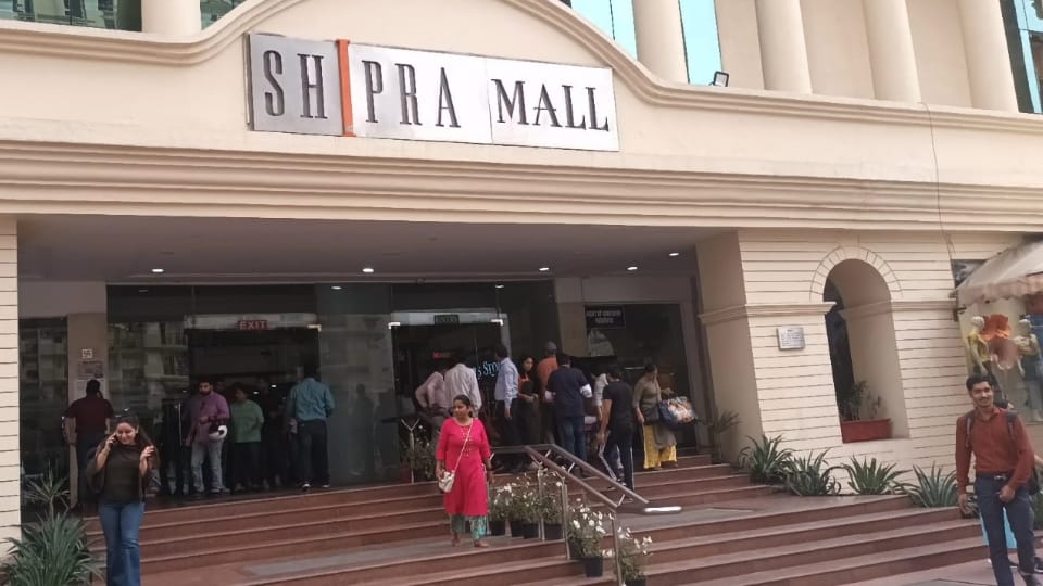 Ghaziabad municipal corporation team reach to seal shipra mall as 1 crore 41 lakh rupees property tax outstand