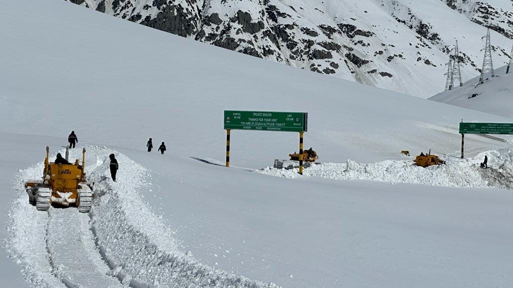 Srinagar Leh Highway: Zojila Rajdhan pass opened connectivity restored with Ladakh and Gurez Valley