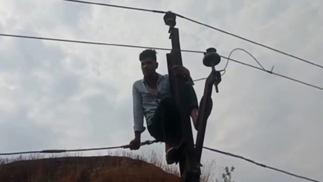 MP News: Angry young man climbed on the pole of the high tension line due to frequent breaking of the wire