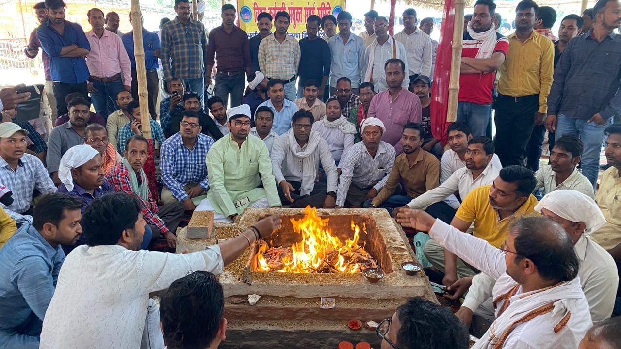 Electricity Workers Strike in varanasi and purvanchal Outcry  demonstrations in many places