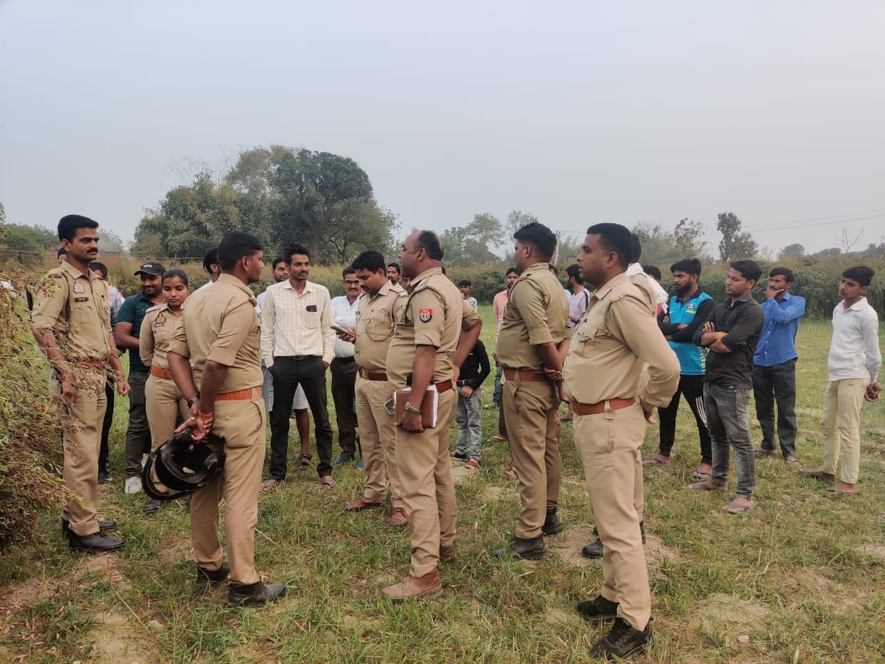 Blood soaked dead body of girl found in Ahrar  farm in jaunpur doubts of rape and murder