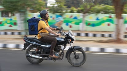 Zwigato Review in Hindi Kapil Sharma film Nandita Das Shahana Goswami Samir Nair Deepak Sehgal