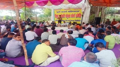 Electricity Workers Strike: देहात में बिजली संकट, हड़ताल से 75 फीडर ठप, 102 शिकायतें गैलाना रोड पर मुख्य अभियंता कार्यालय पर धरना और सभा करते संयुक्त संघर्ष समिति के सदस्य