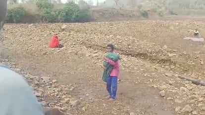 सोनभद्र में बड़ा हादसा: बारिश के बाद नाले के तेज बहाव में बहे छह मजदूर, चार के शव बरामद, दो की तलाश जारी बारिश के बाद तेज बहाव में बहे छह मजदूर