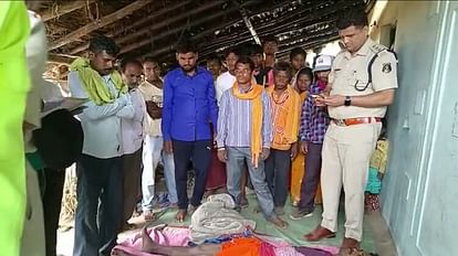युवक की हत्या की सूचना पर जांच करती पुलिस।