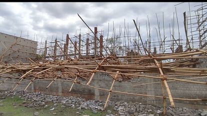 भिलाई में निर्माणाधीन इंडोर बैडमिंटन कोर्ट की दीवार भरभराकर गिरी।