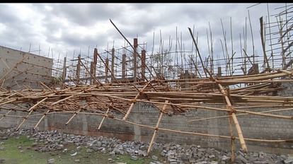 Bhilai: निर्माणाधीन इंडोर बैडमिंटन कोर्ट की दीवार भरभराकर गिरी, दुर्ग सांसद ने MLA और महापौर पर साधा निशाना भिलाई में निर्माणाधीन इंडोर बैडमिंटन कोर्ट की दीवार भरभराकर गिरी।