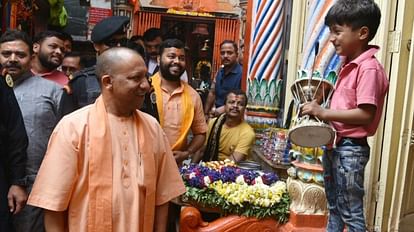 Chief Minister was overwhelmed to see the child playing Damru at Kaal Bhairav Temple