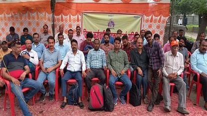 Aligarh News: हड़ताल जारी, अधिकारी-कर्मचारियों को जबरन घर से ले जाकर चलवाया जा रहा पावर हाउस कासिमपुर पॉवर हाउस के कर्मी हड़ताल पर बैठे हुए