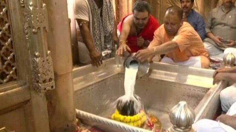 CM Yogi In Varanasi: काशी विश्वनाथ धाम पहुंचे सीएम योगी, पूजन-अर्चन कर लिया बाबा का आशीर्वाद