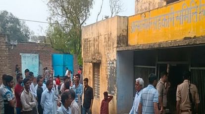 खोंडा आत्म निर्भर साधन समिति पर हंगामा करती भीड़