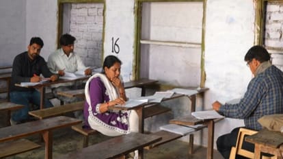 UP Board: बहिष्कार का दिखा असर, हाथरस में 564 परीक्षक रहे गैरहाजिर, पहले दिन 7864 कॉपी का हुआ मूल्यांकन मूल्यांकन करते शिक्षक-शिक्षिका