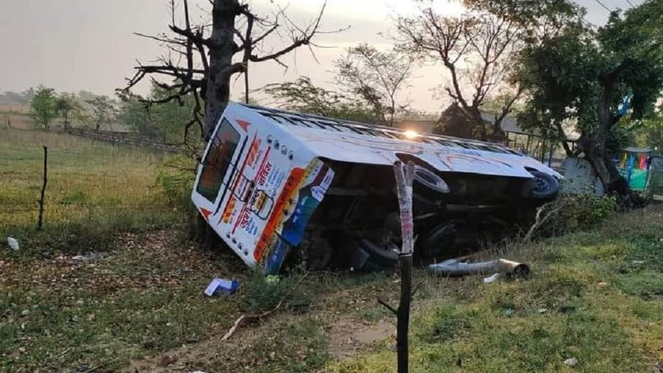 bus full of devotees fell into the ditch five injured