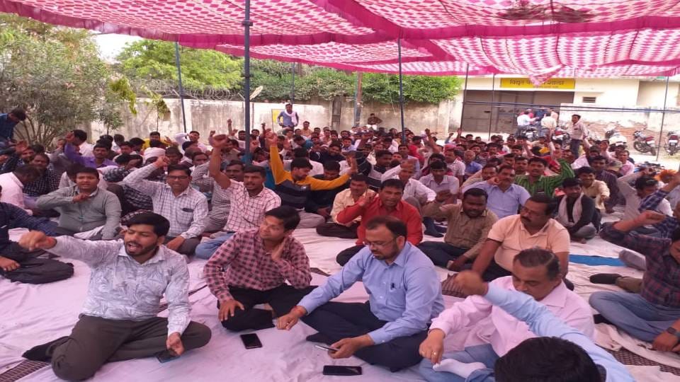 electric workers announced to fill jail when police detained JE in Etah