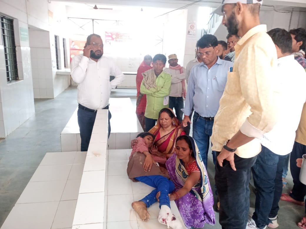Dial 112 vehicle of police crushed girl going to school in azamgarh