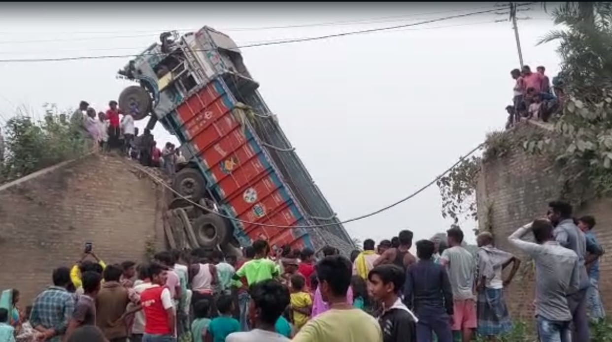 Bihar: British-era bridge along with the truck collapsed in Saran; lucky escape driver in taraiya