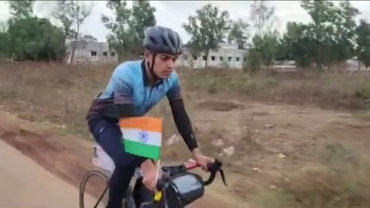 Young teacher Santosh Gupta took out a cycle tour to give the message of de addiction