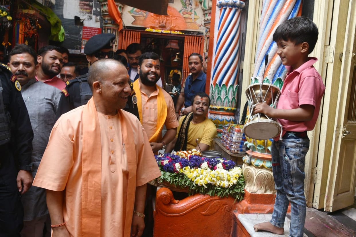 Chief Minister was overwhelmed to see the child playing Damru at Kaal Bhairav Temple