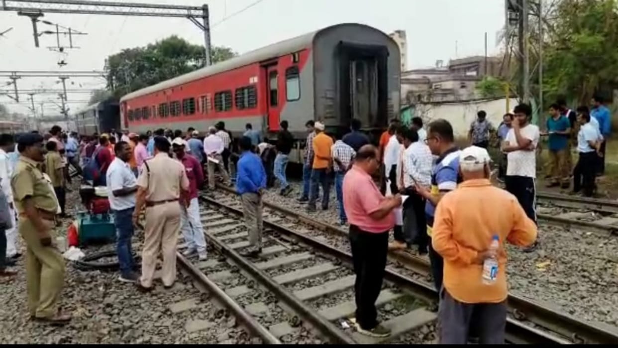 During shunting at Samastipur Junction four wheels of AC bogie of saloon derailed