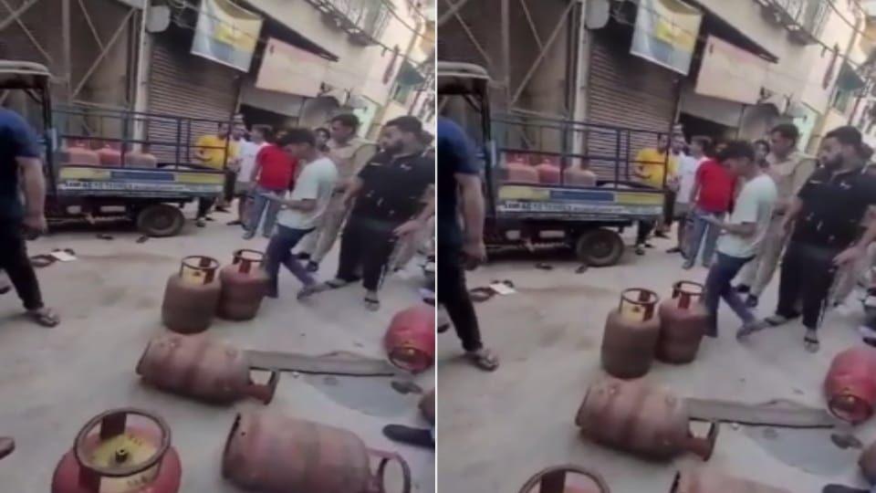 Ghaziabad e rikshaw overloaded with cylinders overturn on road two girls trapped one died