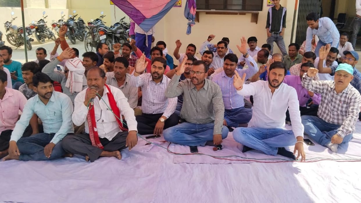 11 linemen posted on tender including one SSO in Maharajganj sacked