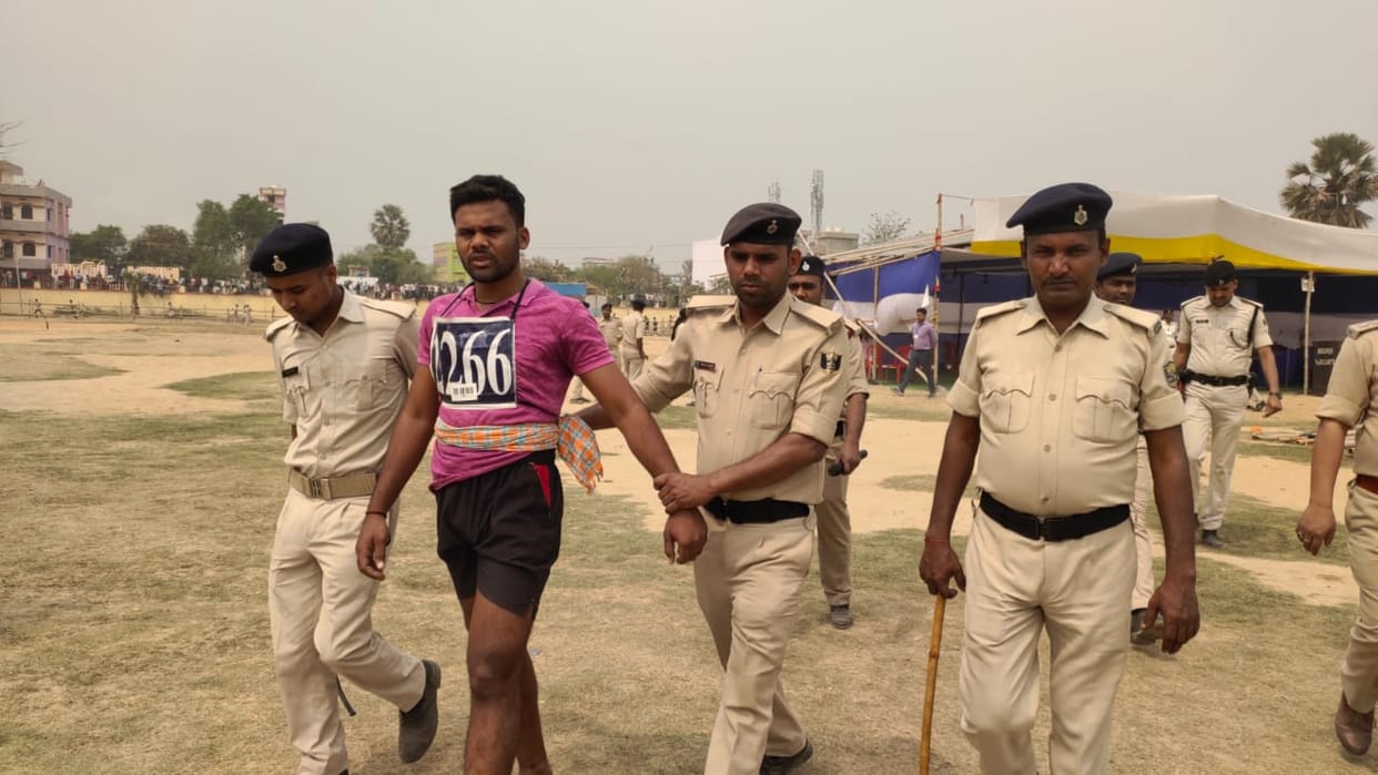 Nawada: Fake candidate arrested in Home Guard Restoration Examination, had brought Rs 10,000