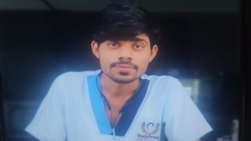Dead body of ICU incharge found hanging in medical college hostel