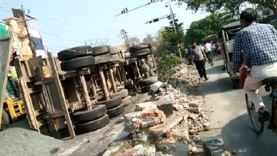 jamming for six hours in front of DM house and one died due to truck overturned in Agra