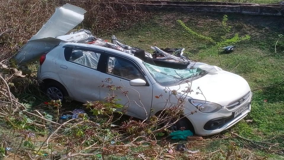 Car collided with truck on Jhansi-Gwalior highway death of two brothers brother in law injured