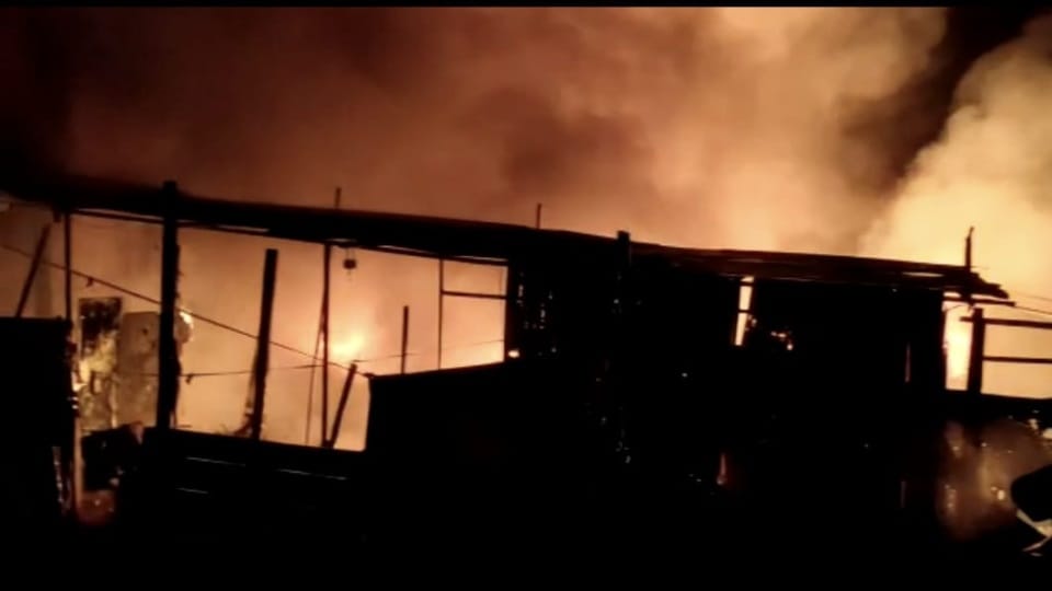 Rudrapur News: Massive fire broke out in Scrap shop huts and many vehicles also got burnt