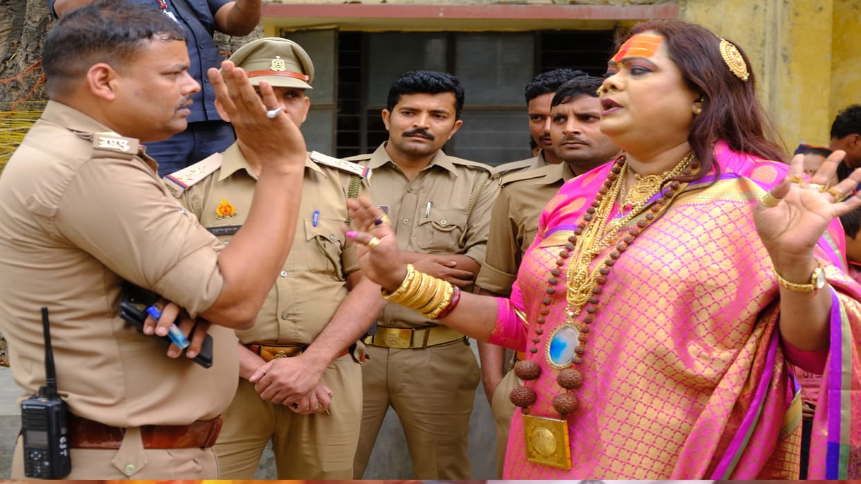 Fighting between two groups of eunuchs in women police station gorakhpur