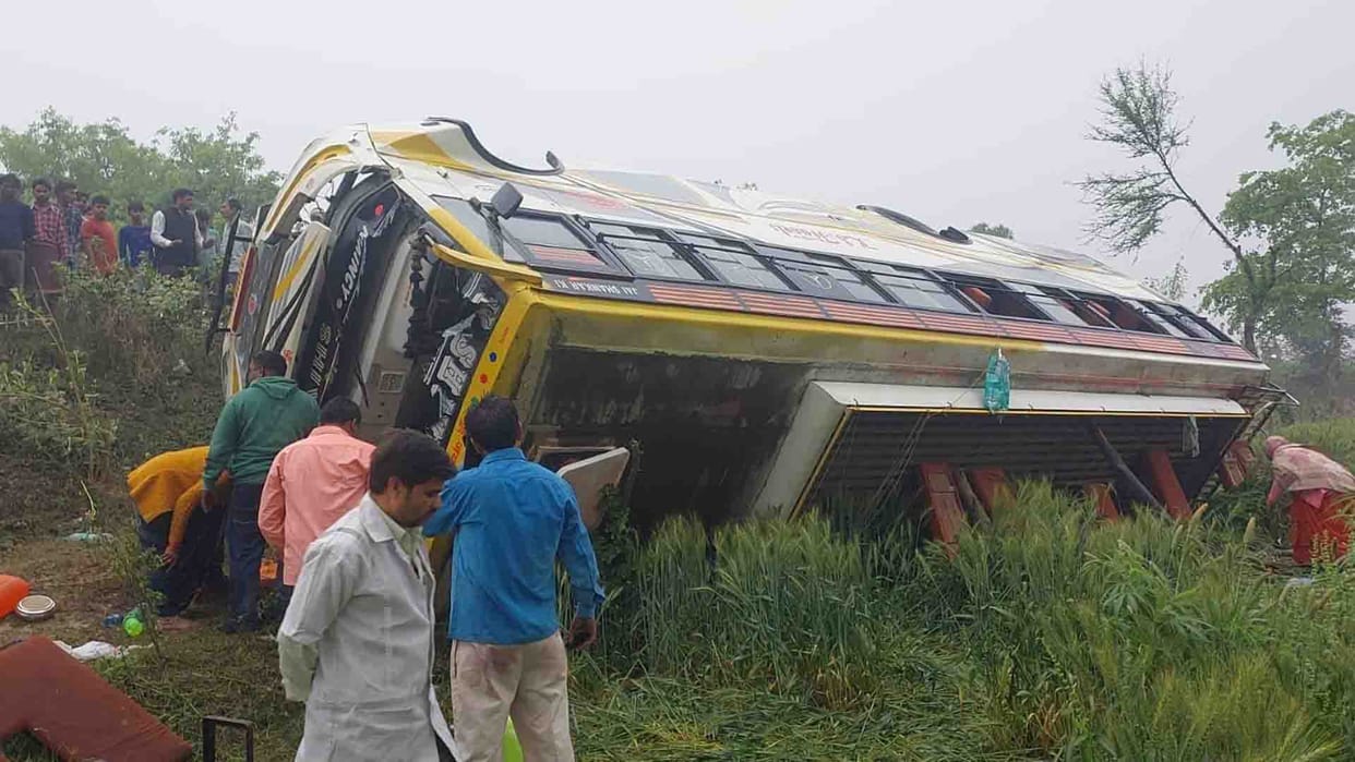 Farrukhabad: Bus overturned, 35 people injured