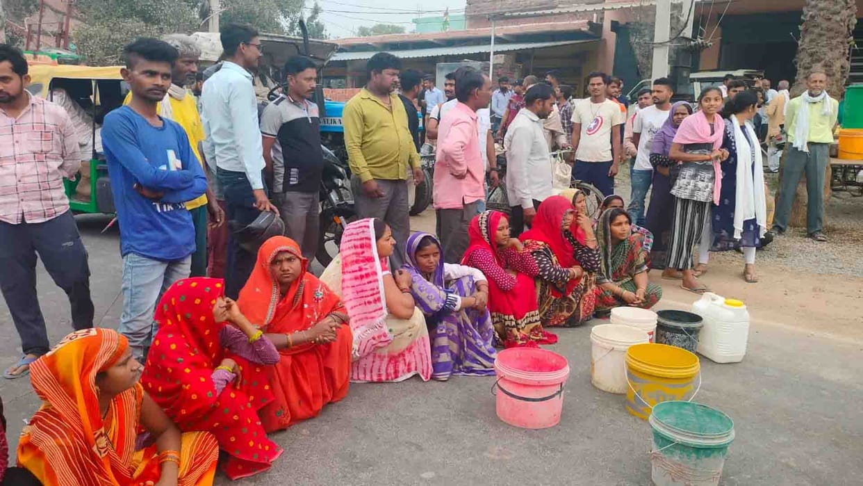 Troubled by the shortage of water, villagers put a jam