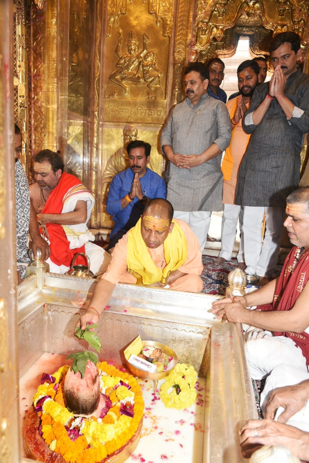 CM Yogi reached Kashi Vishwanath Dham, worshiped and took blessings of Baba
