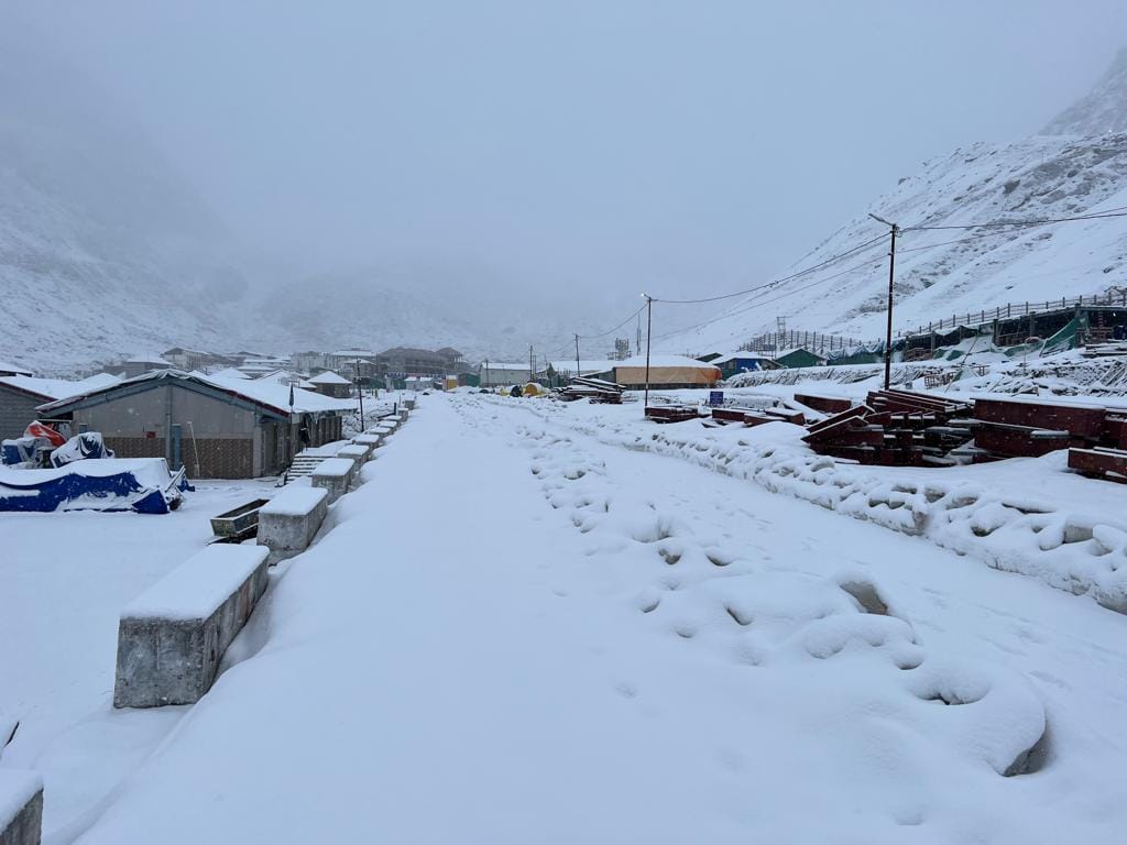 Uttarakhand Weather Heavy Snowfall in Badrinath Kedarnath Beautiful Visuals