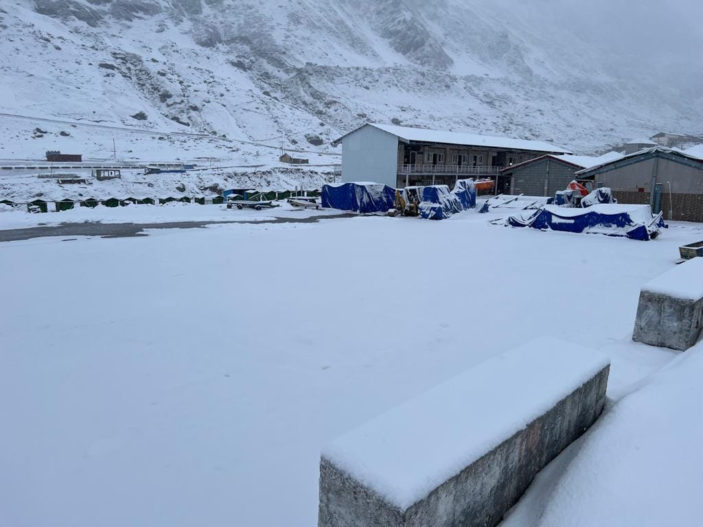 Uttarakhand Weather Heavy Snowfall in Badrinath Kedarnath Beautiful Visuals