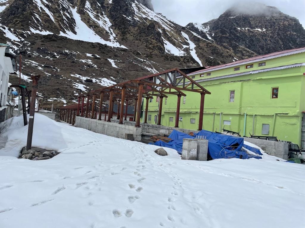 Uttarakhand Weather Heavy Snowfall in Badrinath Kedarnath Beautiful Visuals