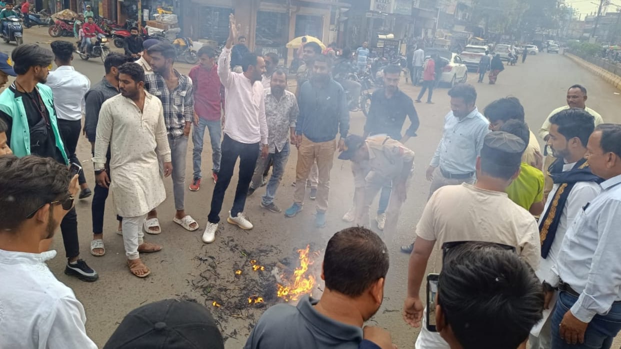 Protest against Mhow incident in Shahdol, Youth Congress workers burnt effigy of Chief Minister