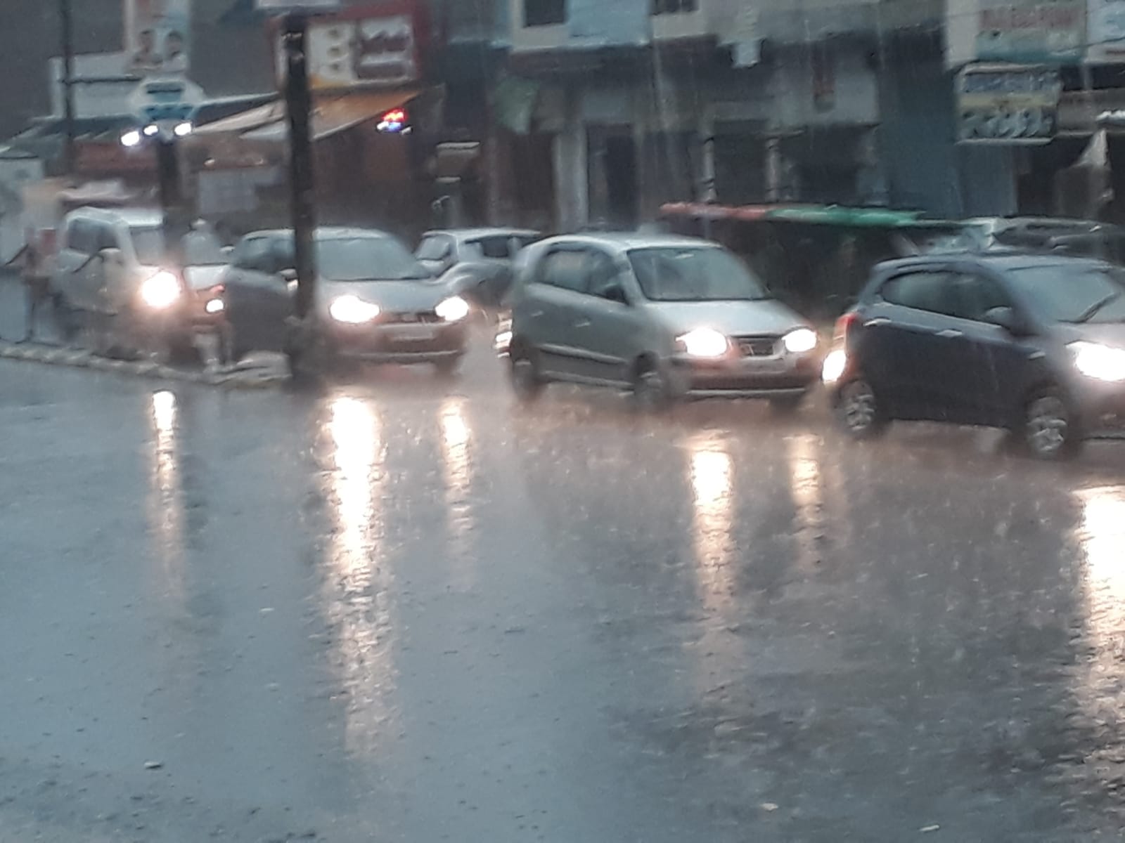 Weather News UP: Rain in many districts including Meerut, darkness in the day, many houses collapsed