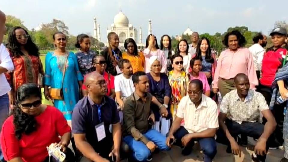 thirty five thousand tourists visited Taj in pleasant weather in Agra