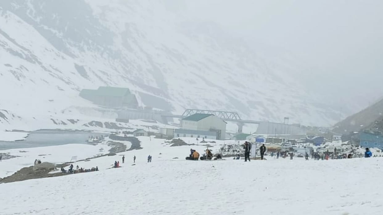 Himachal Weather news: snowfall started in Atal tunnel north and south portal