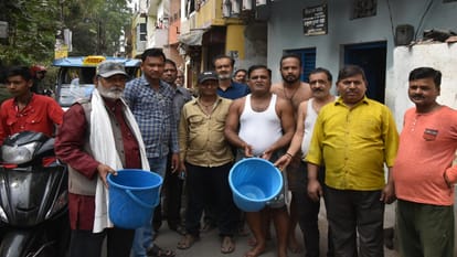 people in Varanasi bemoaned due to power cut CM Yogi also visited in the dark