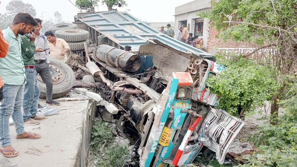 Dumper overturned on Khutar-Puranpur road in Shahjahanpur