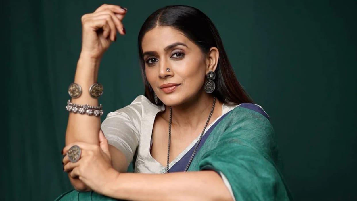 sonali kulkarni gets massive support from social media users after apologised for her women are lazy remark