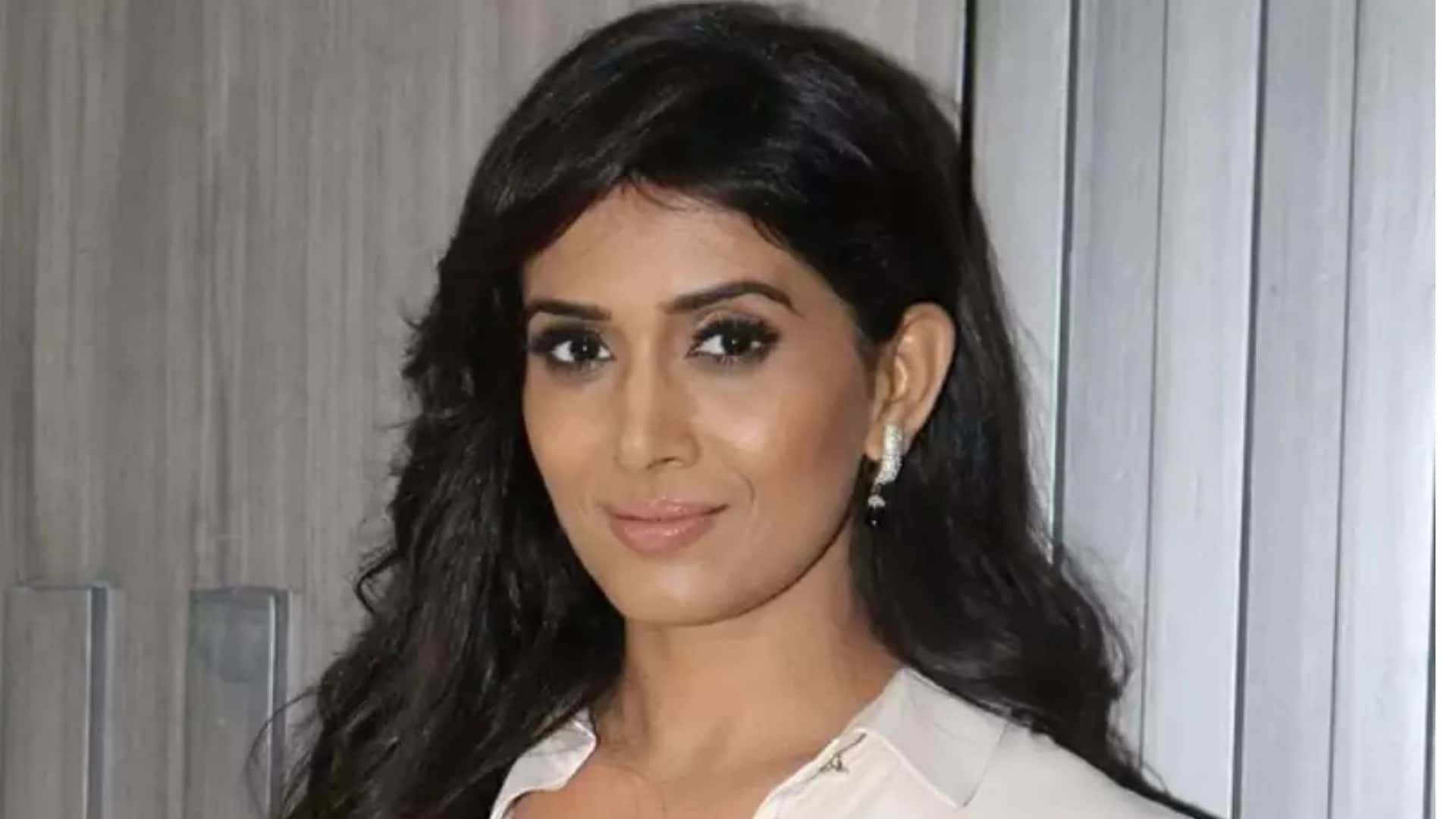 Actress Sonali Kulkarni says modern women in India are lazy Urfi Javed Reacted on Actress Statemenrt