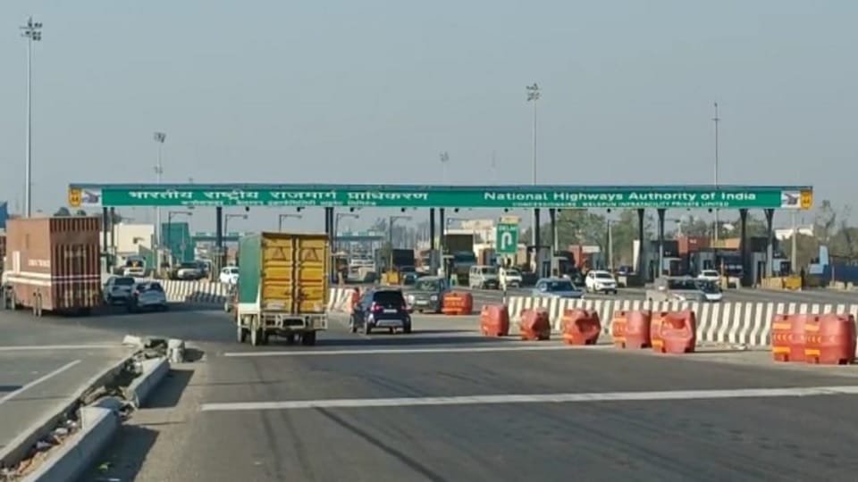 Bullying of toll workers Boom dropped on Kurukshetra MP Nayab Saini car misbehaving with PSO