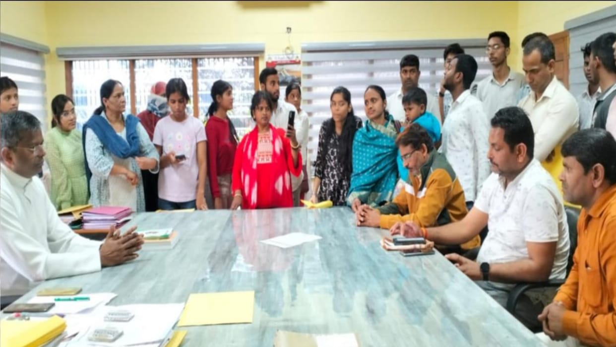 106 students of class 9th and 11th failed school created ruckus