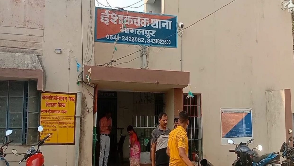 Stones pelted on Ishakchak police who went to arrest the accused in Bhagalpur, three personnel injured