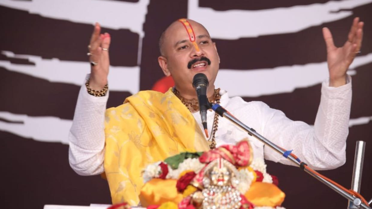 Pradeep Mishra said on the darshan system of Mahakal temple - Do not drive people away from