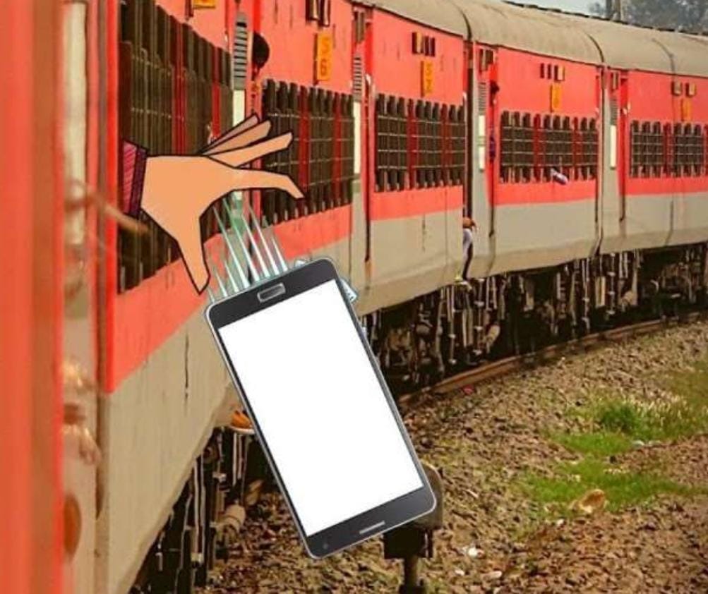 When the speed of the train slowed, they looted the mobile with a stick, then they pelted stones